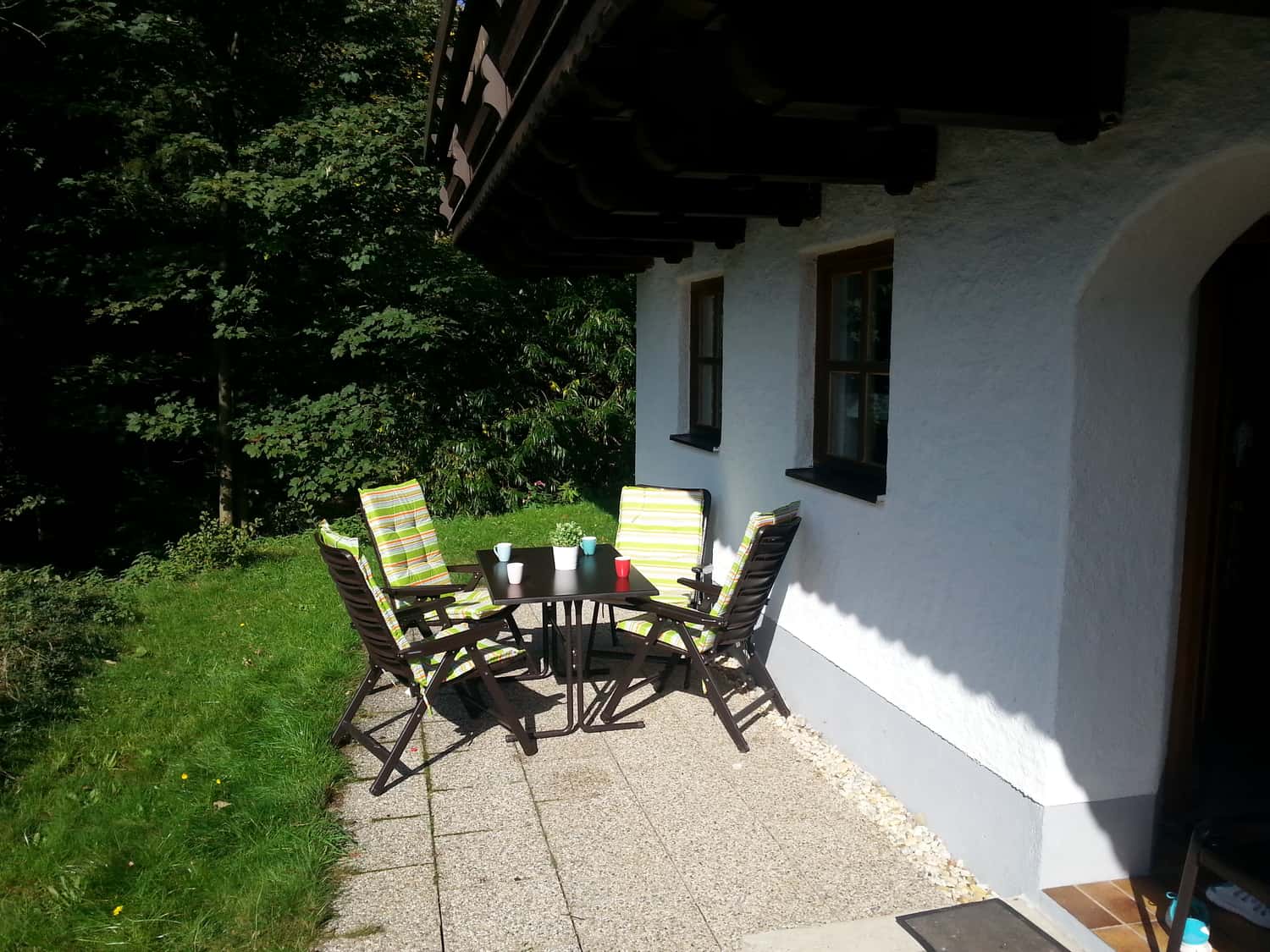 Sonnenterrasse mit Gartenmöbeln