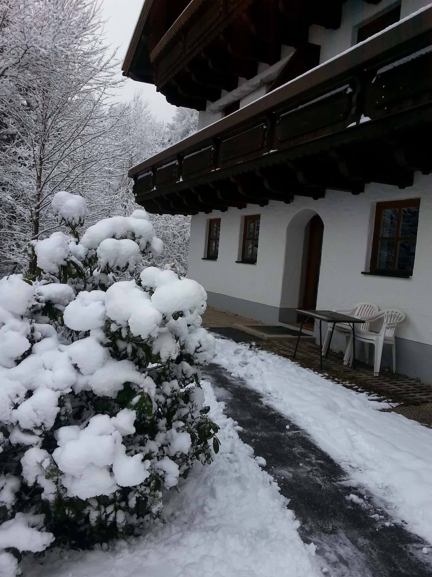 Verschneites Haus im Winter