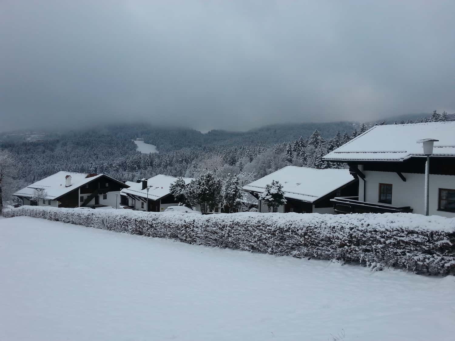 Verschneite Ferienanlage im Winter